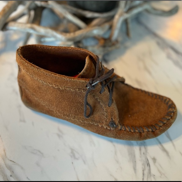 Minnetonka size 7 Lace-Up Moccasins - Picture 2 of 3